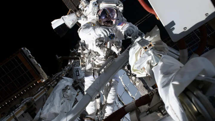 O astronauta da NASA Anil Menon realiza uma caminhada espacial em 6 de agosto de 2026 para preparar a Estação Espacial Internacional para futuras atualizações de seu sistema de energia.