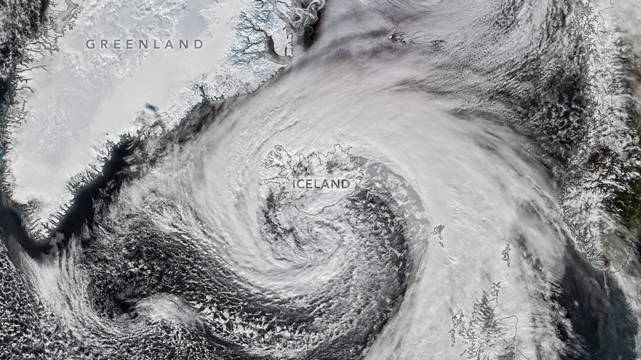 Nuvens de tempestade em espiral expansiva estão centradas perto do sul da Islândia. O sistema se estende pelo Atlântico Norte, da Groenlândia ao Reino Unido.