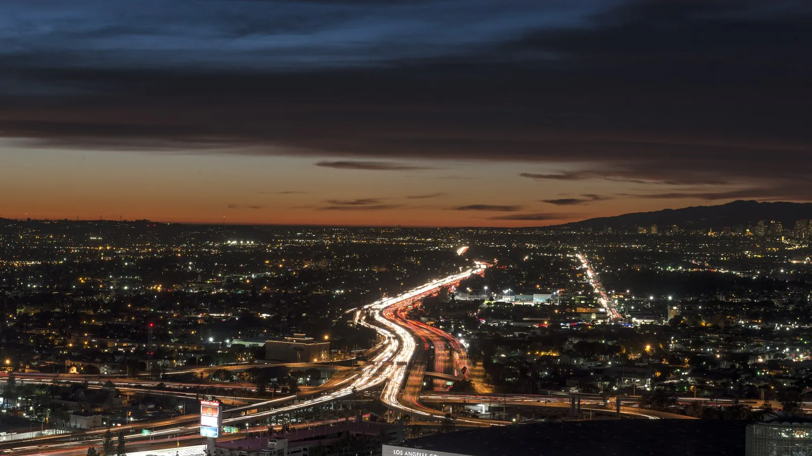 Vista de Los Angeles ao entardecer, com a rodovia Interstate 10 iluminada pelos faróis em direção ao oeste, em janeiro de 2013 (imagem de arquivo)