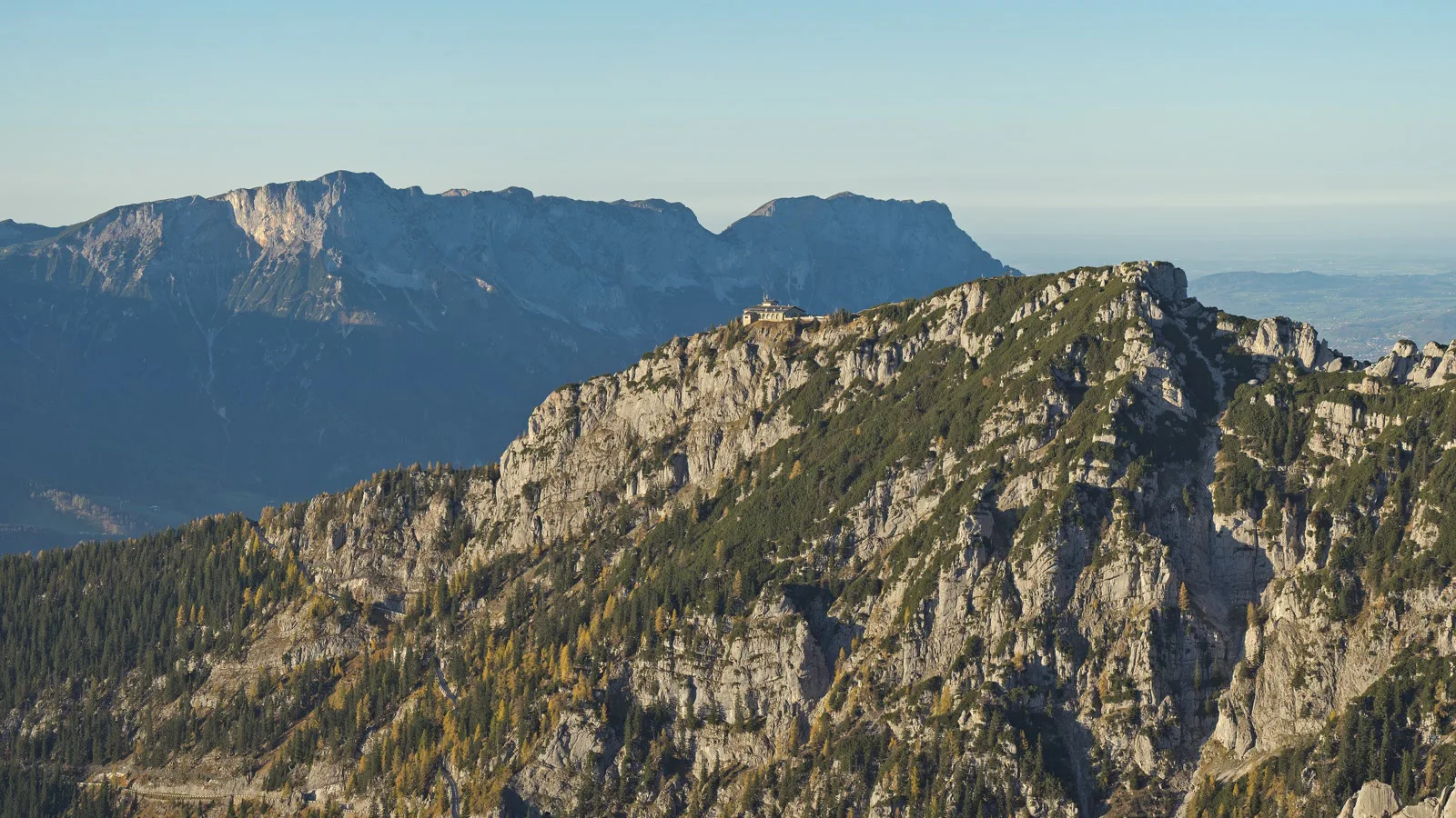 O Kehlsteinhaus visto de longe, pequeno no topo do Kehlstein, com o maciço do Untersberg ao fundo, em outubro de 2022 (imagem de arquivo)