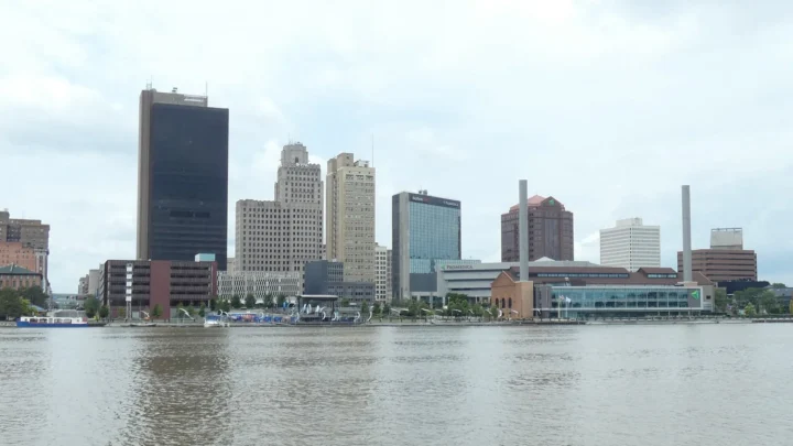 Prédios do centro de Toledo, no estado de Ohio, às margens do rio Maumee, em foto de julho de 2022