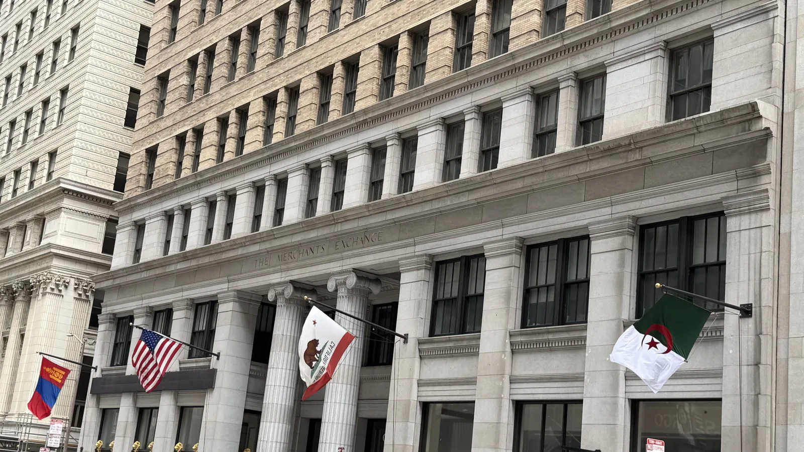 Fachada do Merchants Exchange Building, na California Street, em São Francisco, onde fica o salão de votação dos brasileiros, em foto de julho de 2025