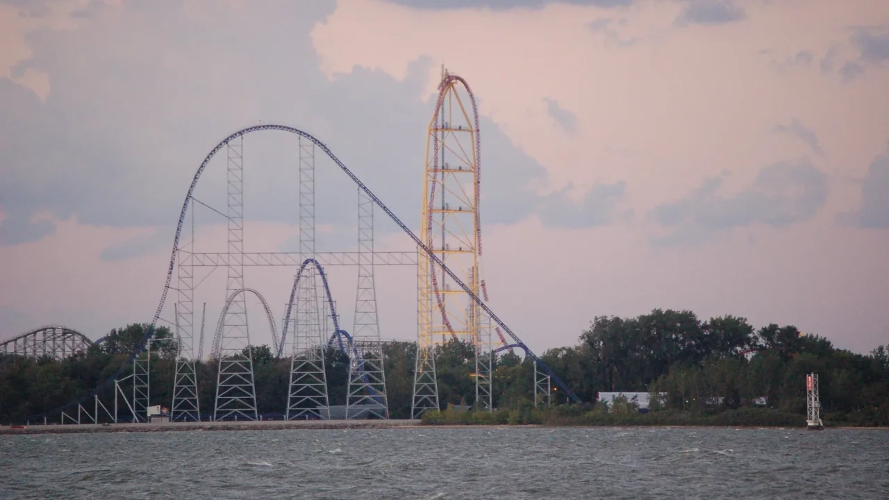 A estrutura azul da Millennium Force, à esquerda, e a torre amarela da antiga Top Thrill Dragster, no Cedar Point, vistas de fora do parque, do outro lado da água, em 2010