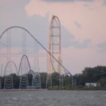 A estrutura azul da Millennium Force, à esquerda, e a torre amarela da antiga Top Thrill Dragster, no Cedar Point, vistas de fora do parque, do outro lado da água, em 2010