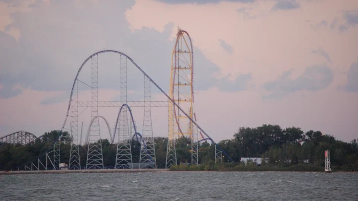 A estrutura azul da Millennium Force, à esquerda, e a torre amarela da antiga Top Thrill Dragster, no Cedar Point, vistas de fora do parque, do outro lado da água, em 2010