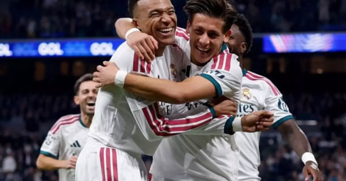 Jogadores do Real Madrid, de camisa branca, comemoram abraçados e sorrindo durante um jogo em estádio lotado