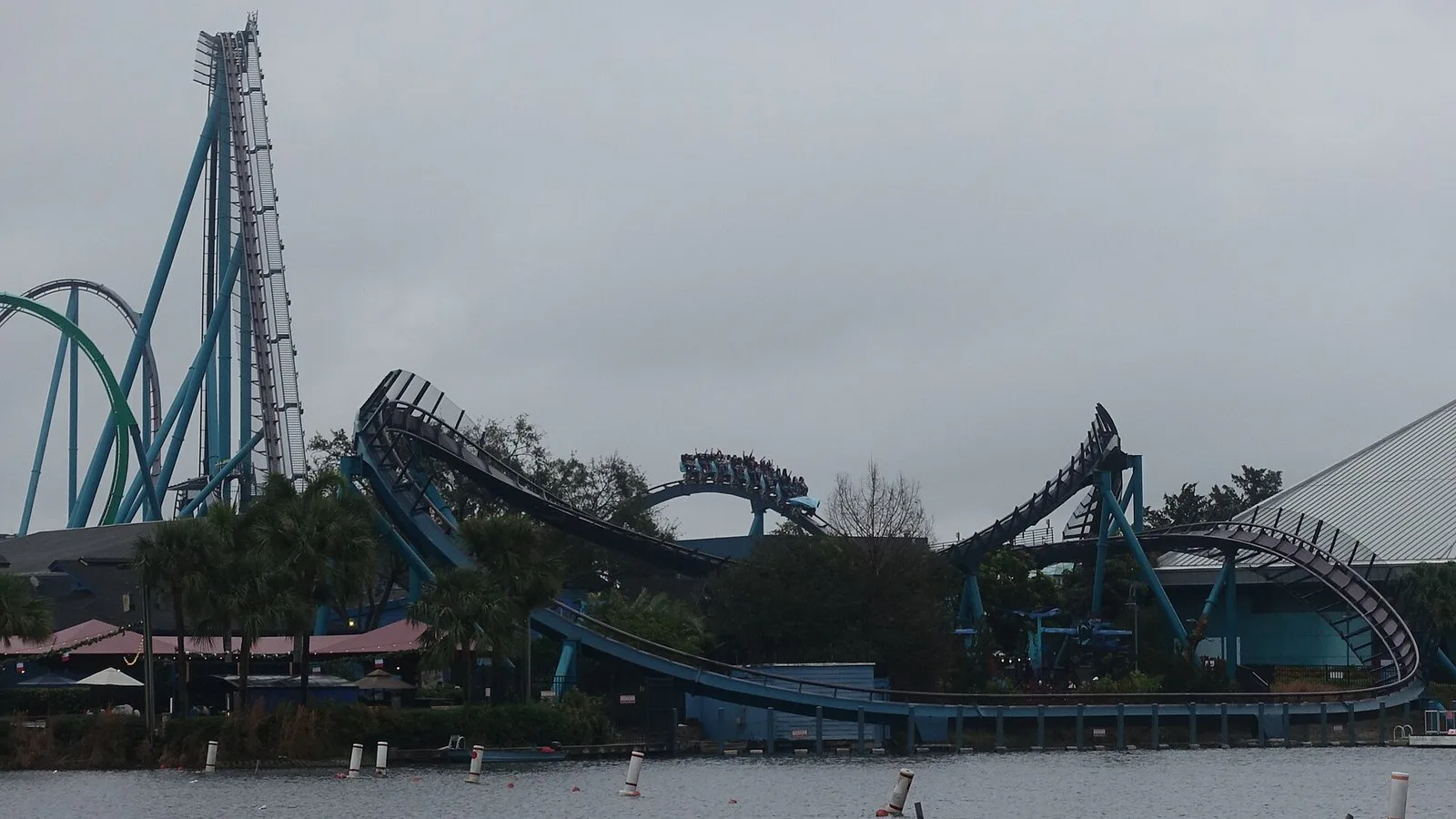 A subida e as colinas da Mako vistas do outro lado do lago do SeaWorld Orlando, com um trem no percurso, em fevereiro de 2023 (imagem de arquivo)