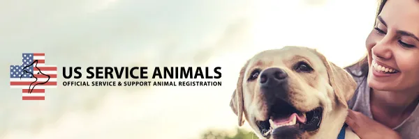 Um cão labrador de pelagem clara ao lado de uma mulher sorridente, com o logotipo "US Service Animals" em destaque à esquerda