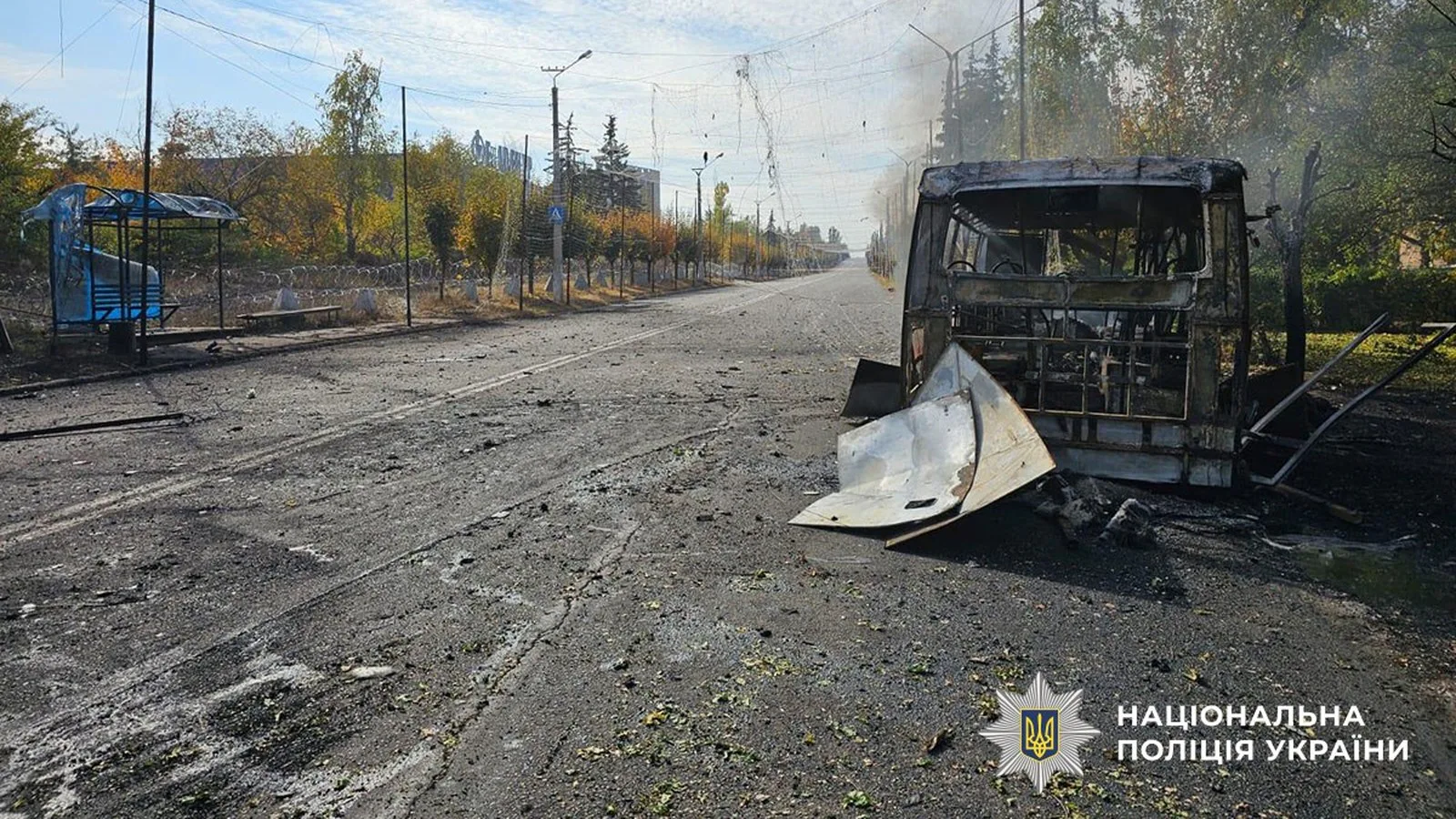 Ônibus queimado em uma avenida de Kramatorsk, na região de Donetsk, depois do bombardeio de 8 de outubro de 2026
