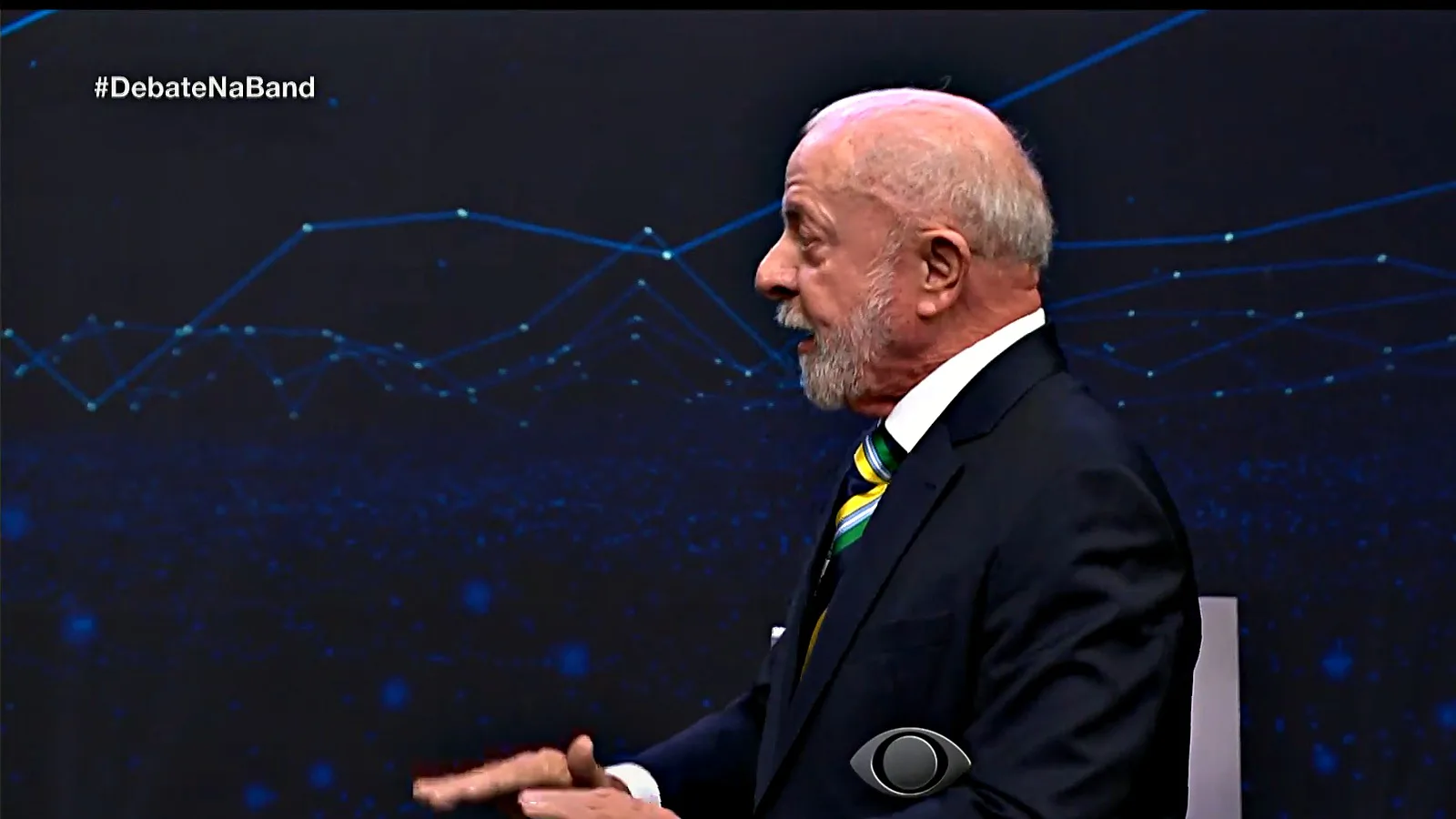 Lula, de perfil, gesticula ao falar no primeiro confronto direto do debate da Band