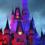 Castelo da Cinderela iluminado em roxo e vermelho à noite durante a festa de Halloween do Magic Kingdom, em setembro de 2016 (imagem de arquivo)
