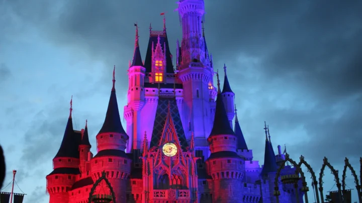 Castelo da Cinderela iluminado em roxo e vermelho à noite durante a festa de Halloween do Magic Kingdom, em setembro de 2016 (imagem de arquivo)