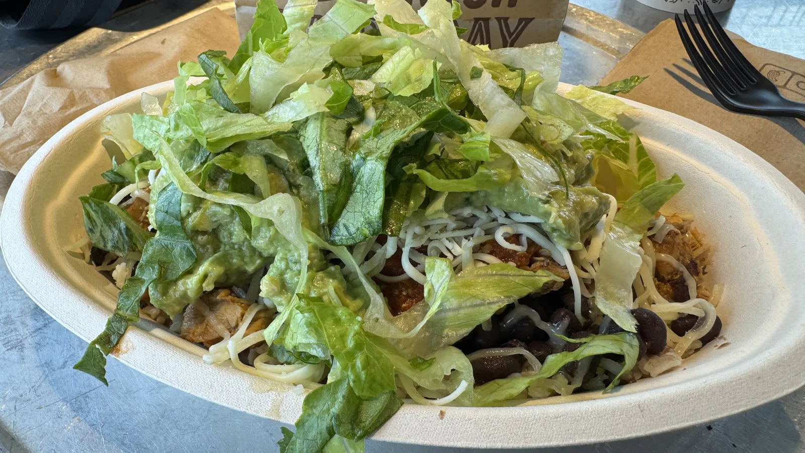 Bowl de frango do Chipotle coberto de alface e queijo ralado, numa mesa do restaurante em Napa, na Califórnia, em outubro de 2024 (imagem de arquivo)