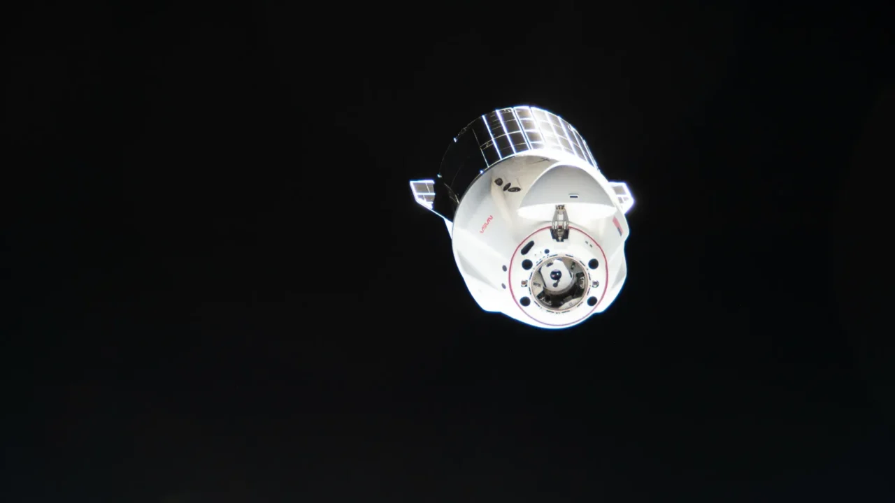Uma espaçonave de carga Dragon da SpaceX se afasta da Estação Espacial Internacional em 16 de junho após se desacoplar da escotilha voltada para a frente do módulo Harmony.