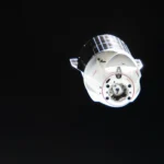 Uma espaçonave de carga Dragon da SpaceX se afasta da Estação Espacial Internacional em 16 de junho após se desacoplar da escotilha voltada para a frente do módulo Harmony.