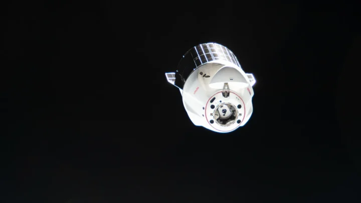 Uma espaçonave de carga Dragon da SpaceX se afasta da Estação Espacial Internacional em 16 de junho após se desacoplar da escotilha voltada para a frente do módulo Harmony.