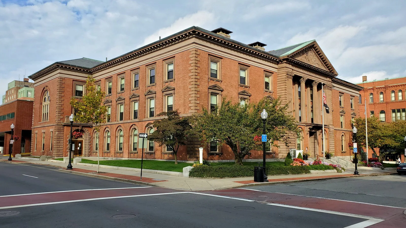 Prédio de tijolos da Prefeitura de New Bedford, onde se reúne a Câmara Municipal da qual Oliver faz parte