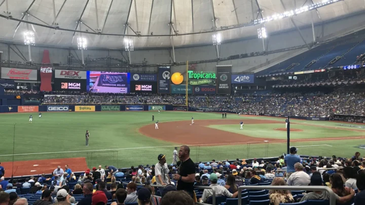 Torcida lota as arquibancadas do Tropicana Field, estádio coberto dos Tampa Bay Rays, durante jogo de playoff em 2023