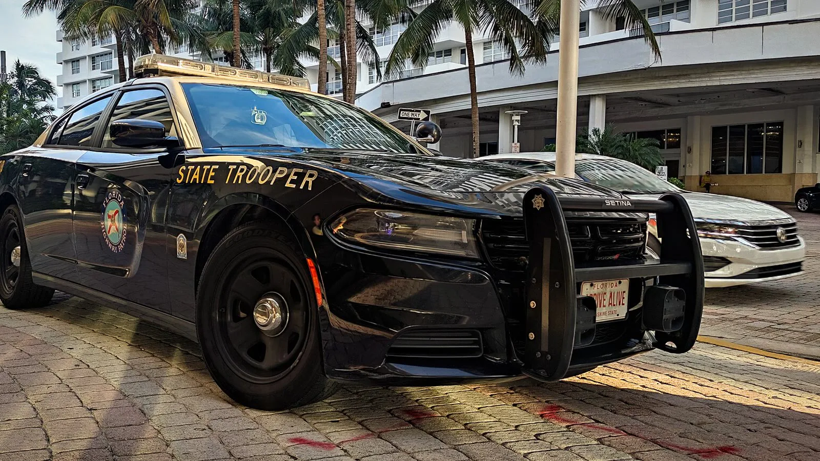 Viatura preta e dourada da Patrulha Rodoviária da Flórida, um Dodge Charger com a inscrição State Trooper, estacionada em Miami Beach em novembro de 2022 (imagem de arquivo)