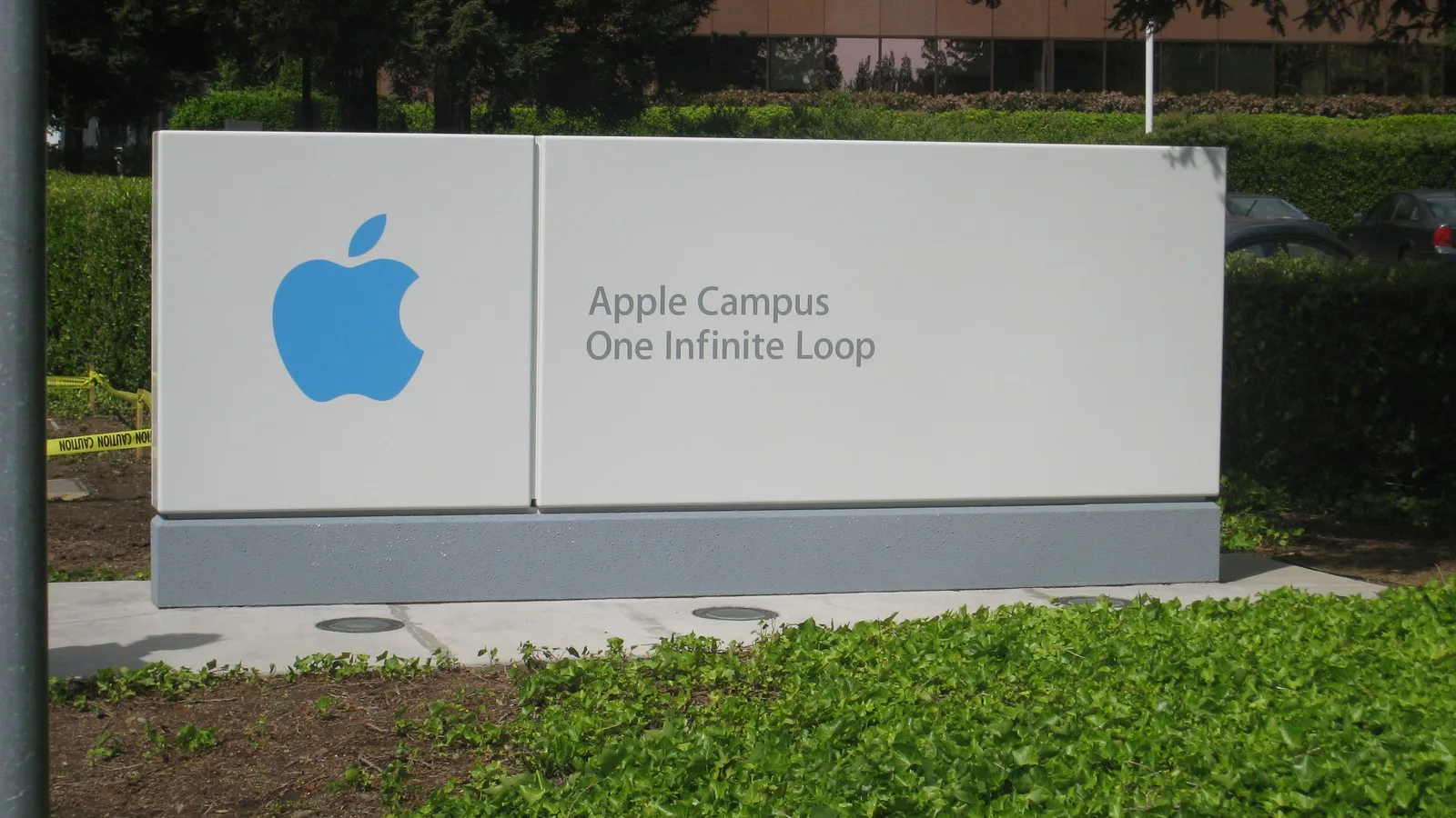 Placa com a maçã da Apple e os dizeres "Apple Campus, One Infinite Loop", na entrada da antiga sede da empresa em Cupertino, Califórnia (imagem de arquivo)