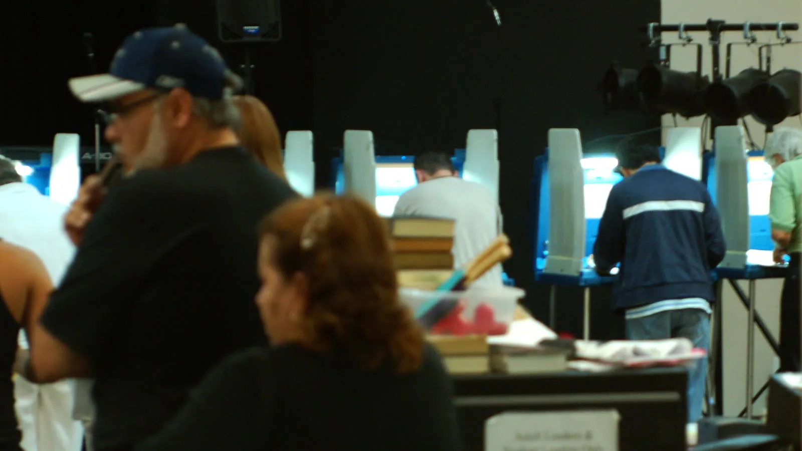 Eleitores votam em cabines e outros esperam na fila numa seção eleitoral de Orlando, na Flórida, em novembro de 2008 (imagem de arquivo)