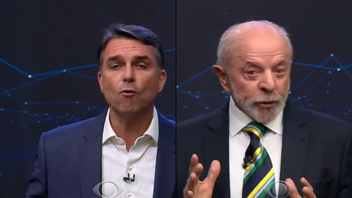 Montagem lado a lado: Flávio Bolsonaro à esquerda, de terno azul, e Lula à direita, de terno escuro e gravata verde e amarela, falando no debate
