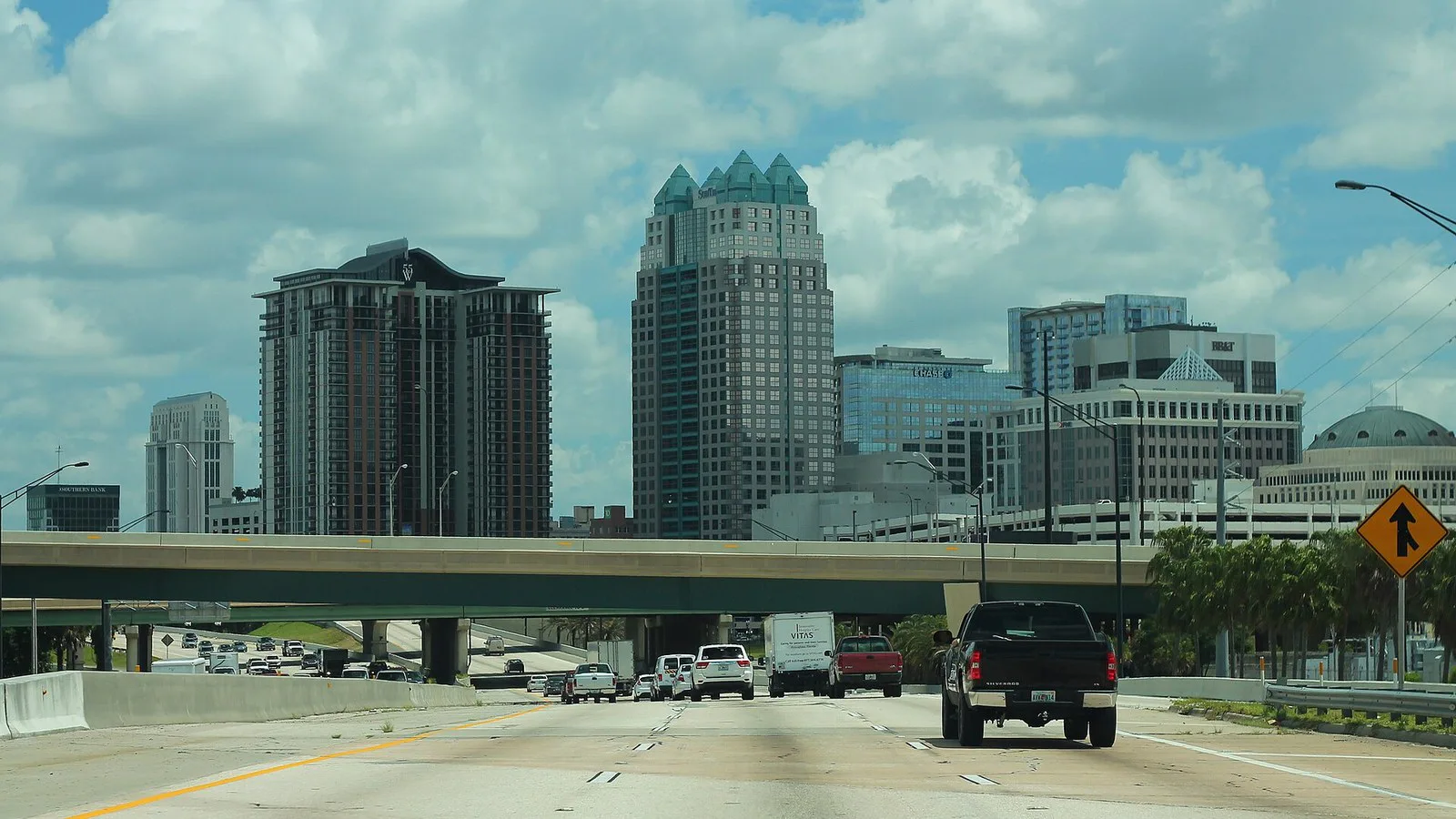 Prédios do centro de Orlando vistos da rodovia I-4, com carros na pista