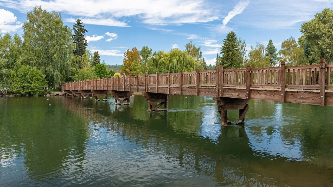Foto de arquivo (agosto de 2020, sem relação com o ataque): ponte de madeira sobre o lago Mirror Pond, no Drake Park, em Bend, no Oregon, cercada de árvores