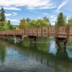 Foto de arquivo (agosto de 2020, sem relação com o ataque): ponte de madeira sobre o lago Mirror Pond, no Drake Park, em Bend, no Oregon, cercada de árvores