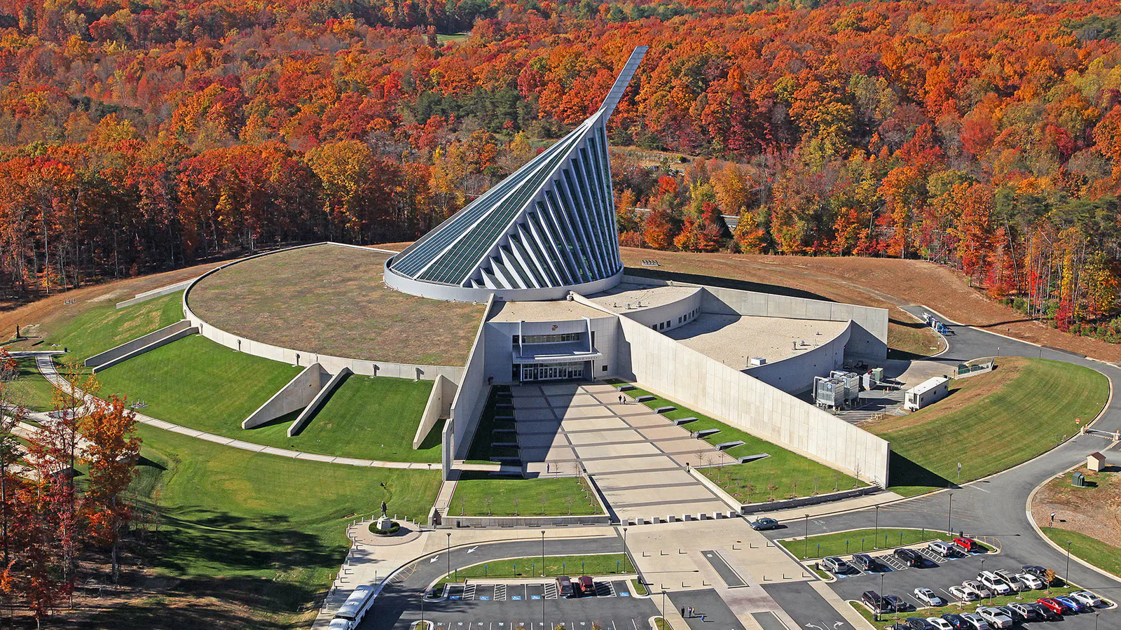 Vista aérea do Museu Nacional do Corpo de Fuzileiros, com sua torre inclinada de vidro e aço, cercado por árvores de outono, perto de Quantico, em 2010