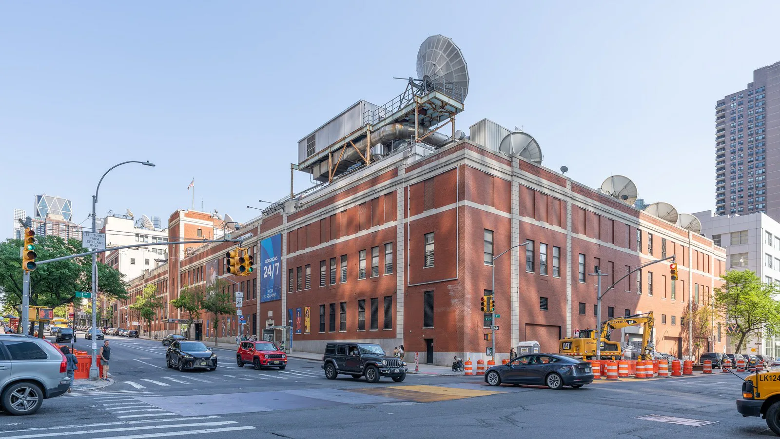 Prédio de tijolos do CBS Broadcast Center, centro de transmissão da CBS em Nova York, com antenas parabólicas no telhado, em 2026 (imagem de arquivo)
