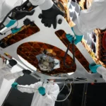 Técnicos da Starfish Space preparam a espaçonave Otter antes da missão de demonstração tecnológica SSPICY da NASA. A espaçonave CubeSat demonstrará tecnologias que poderiam reduzir os detritos orbitais.