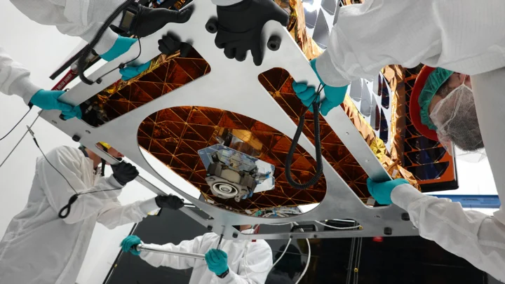 Técnicos da Starfish Space preparam a espaçonave Otter antes da missão de demonstração tecnológica SSPICY da NASA. A espaçonave CubeSat demonstrará tecnologias que poderiam reduzir os detritos orbitais.