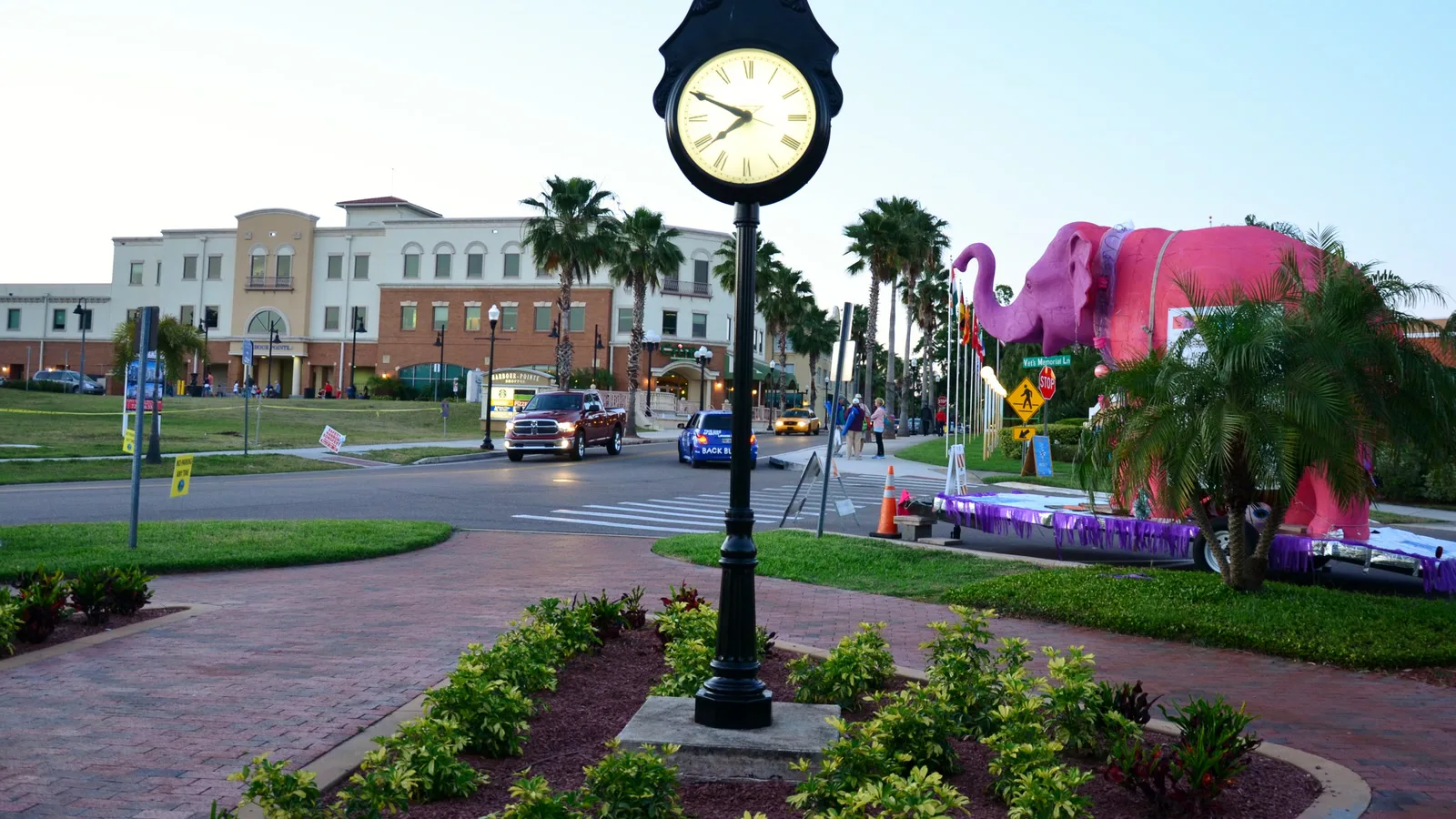 Relógio de rua e a Main Street, no centro de Safety Harbor, com o prédio do Safety Harbor Resort and Spa ao fundo, em março de 2015