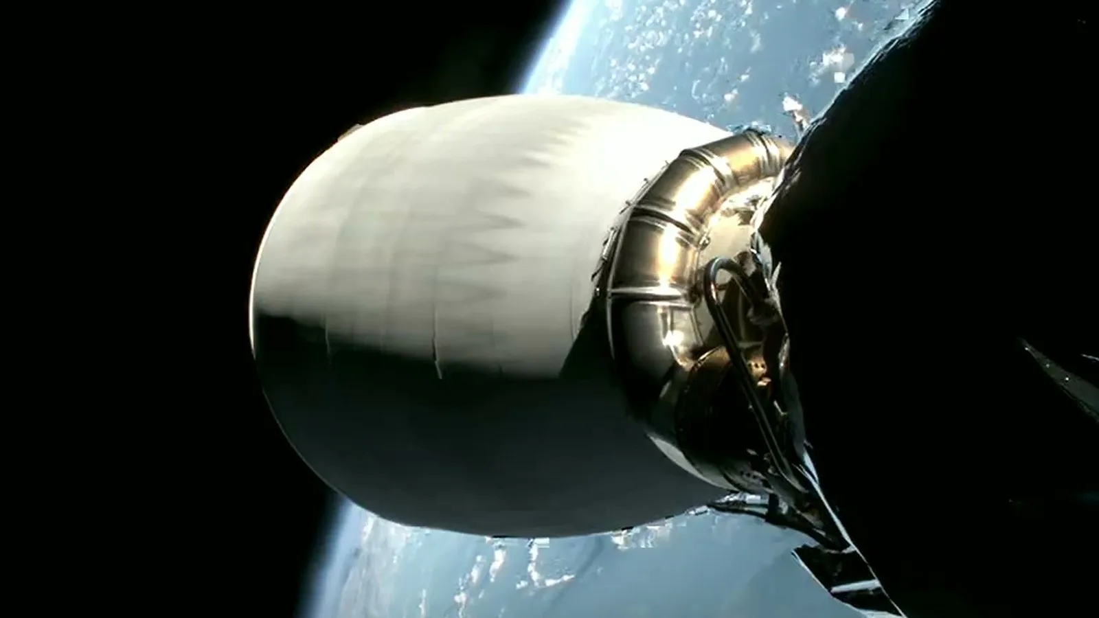 Câmera a bordo mostra o motor do segundo estágio do Falcon 9 com a curvatura da Terra ao fundo