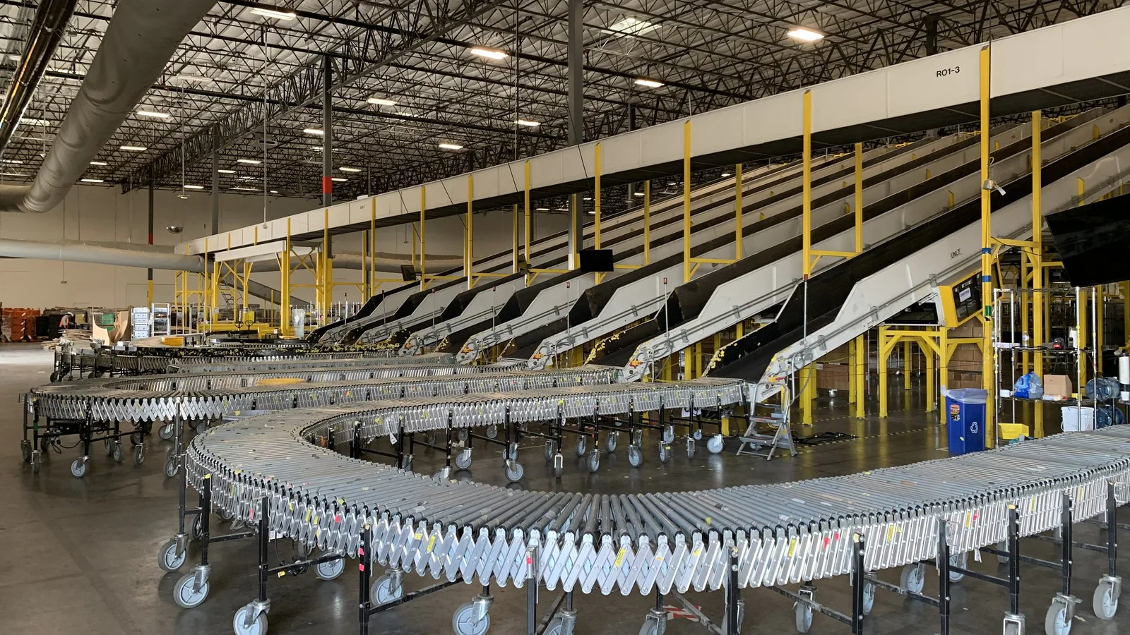 Foto de arquivo de esteiras e rampas transportadoras no interior de uma instalação da Amazon Logistics