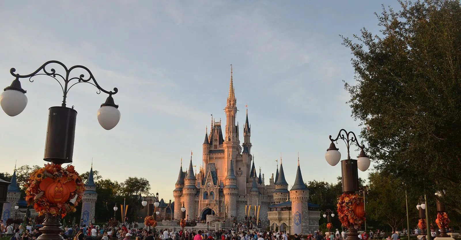 Magic Kingdom decorado para o Halloween, com abóboras nos postes e o Castelo da Cinderela ao fundo, em outubro de 2019 (imagem de arquivo)