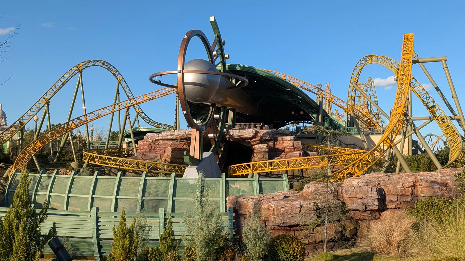 Foto de arquivo de março de 2026 dos cruzamentos das pistas da Stardust Racers, no Epic Universe, em Orlando