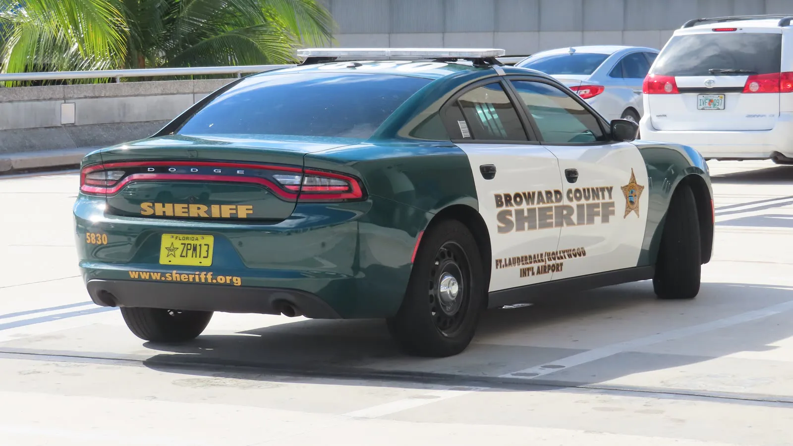 Viatura verde e branca do Gabinete do Xerife do Condado de Broward estacionada perto do aeroporto de Fort Lauderdale, em 2021 (imagem de arquivo)