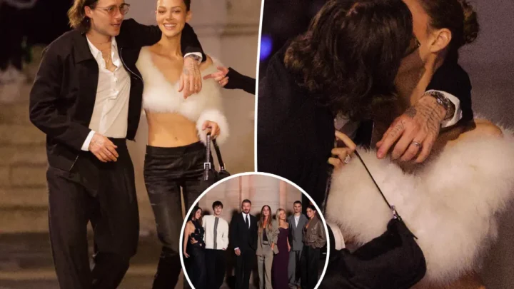 Casal compartilha beijo e momentos durante noite em Paris, enquanto grupo de pessoas posa para foto em local fechado