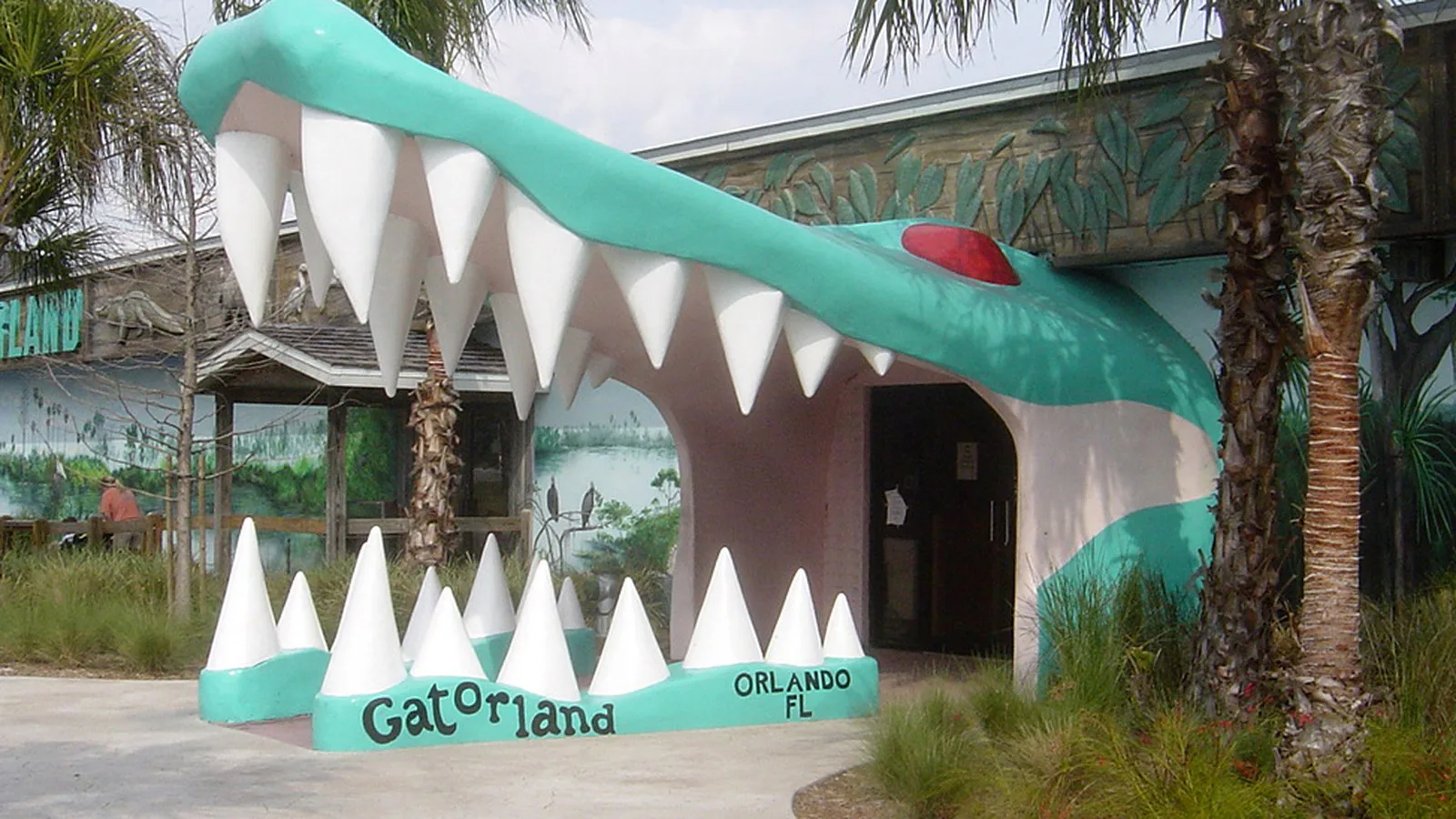 Foto de arquivo de 2006 da entrada do Gatorland, em formato de boca de jacaré, com o letreiro Gatorland Orlando FL