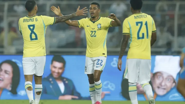 Jogadores da Seleção Brasileira comemoram gol durante partida contra a Índia em estádio lotado de torcedores