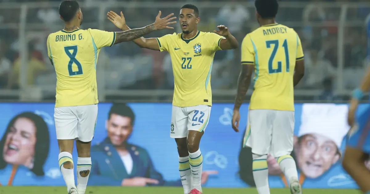 Jogadores da Seleção Brasileira comemoram gol durante partida contra a Índia em estádio lotado de torcedores