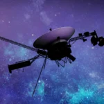 Ilustração da sonda Voyager, com a antena parabólica e as hastes dos instrumentos em silhueta contra uma nebulosa roxa e azul (concepção artística)