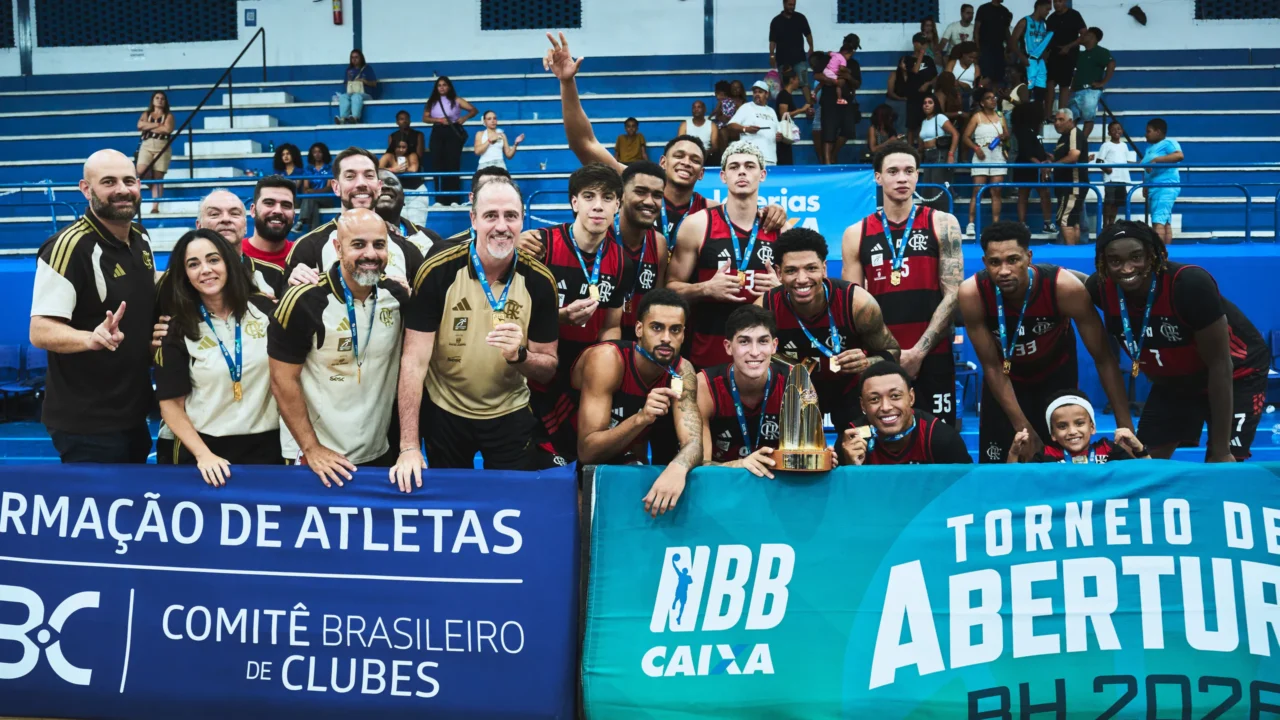 Jogadores e comissão técnica do Flamengo posam com medalhas e troféu dourado em quadra, atrás de faixas do NBB e do Torneio Abertura BH 2026
