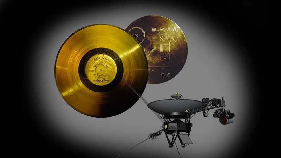 Montagem da NASA com o Disco de Ouro, com a inscrição "The Sounds of Earth", e a capa do disco com instruções gravadas, ao lado de uma ilustração da sonda Voyager