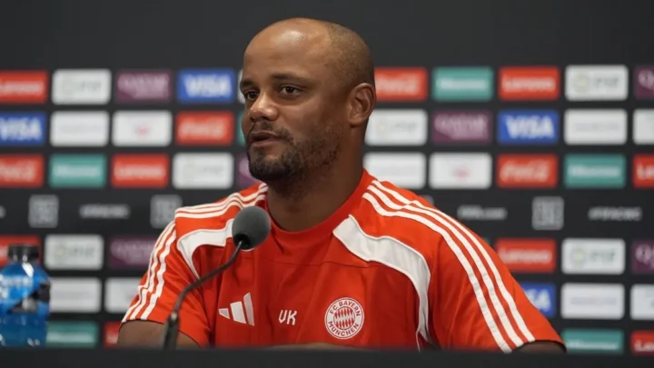 Treinador do Bayern de Munique, de camisa vermelha com o escudo do clube, fala em entrevista coletiva diante de painéis de patrocinadores