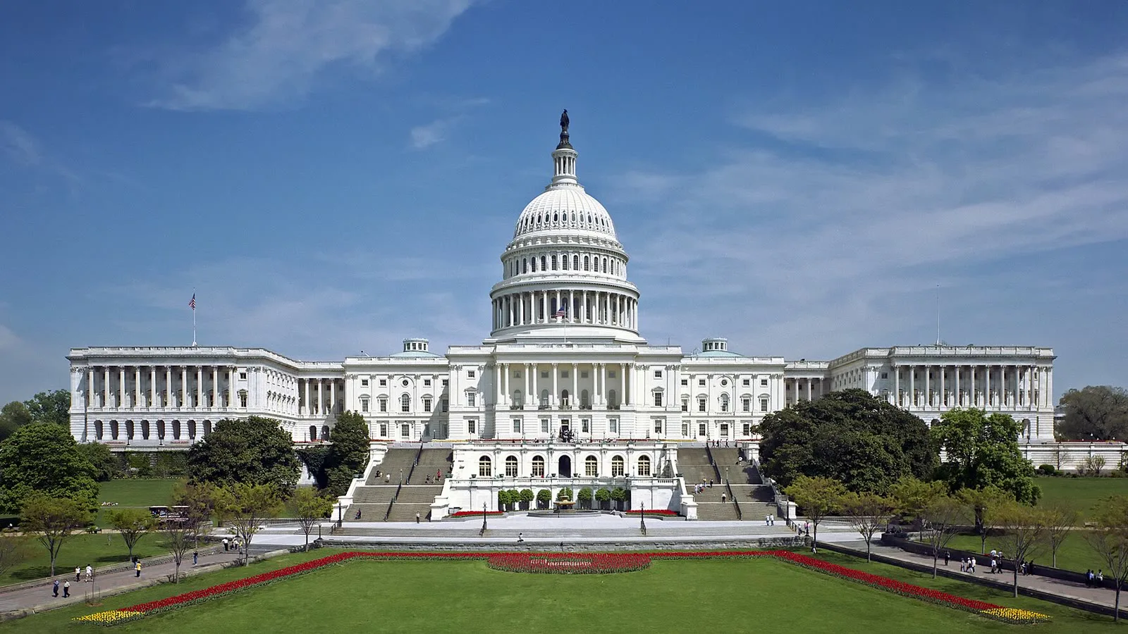 Fachada oeste do Capitólio dos Estados Unidos, sede do Congresso, em Washington, com a cúpula branca e o gramado à frente (imagem de arquivo)