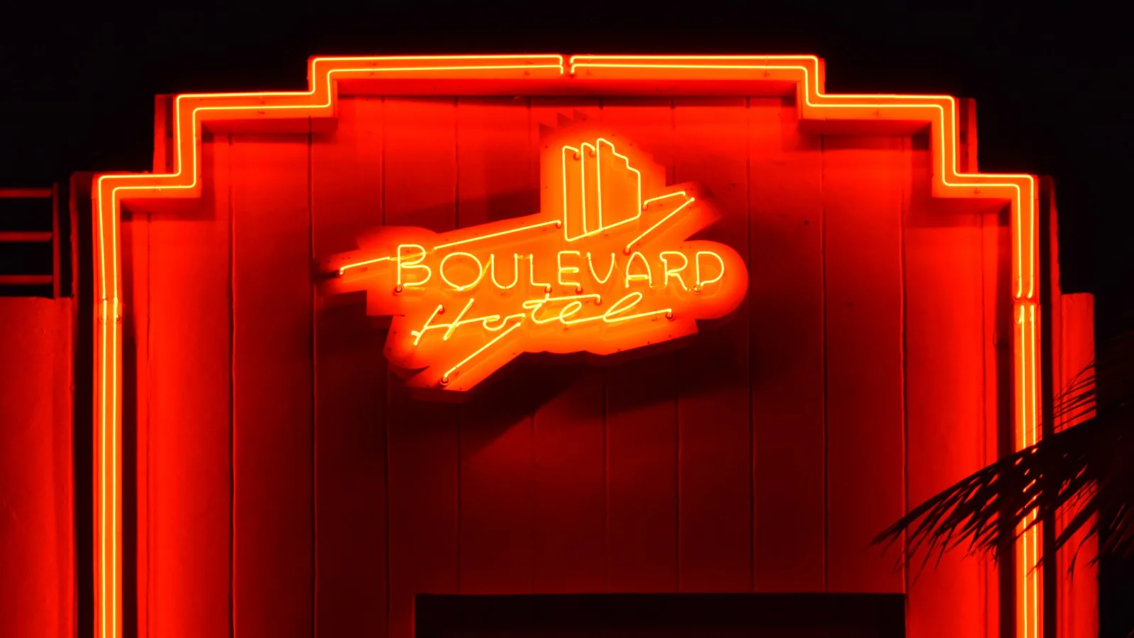 Imagem ilustrativa (foto de arquivo, sem relação com o jogo): letreiro de neon laranja do Boulevard Hotel, na Ocean Drive, em Miami Beach, à noite