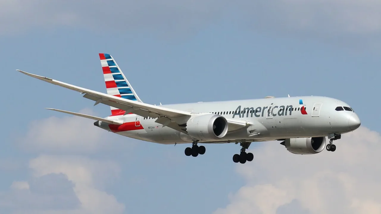 Boeing 787-8 da American Airlines chegando ao aeroporto de Dallas-Fort Worth em setembro de 2022 (imagem de arquivo; não é o avião do voo 41)